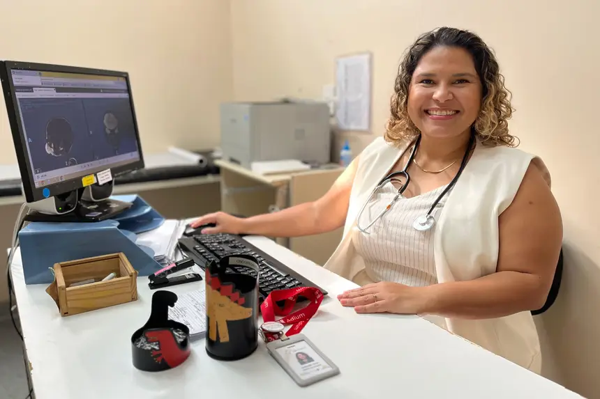 A oncologista pediátrica, Karoline Silva, afirma que quando a vacinação é planejada de forma adequada e segura, representa um ato de amor, proteção e responsabilidade.