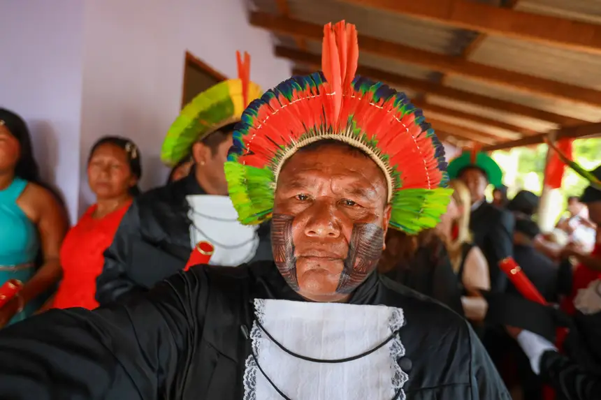 Demoro Xikrin, formando <div class='credito_fotos'>Foto: Marcelo Lelis / Ag. Pará   |   <a href='/midias/2025/originais/20251104100837-GF00025376-F00462806.jpg' download><i class='fa-solid fa-download'></i> Download</a></div>
