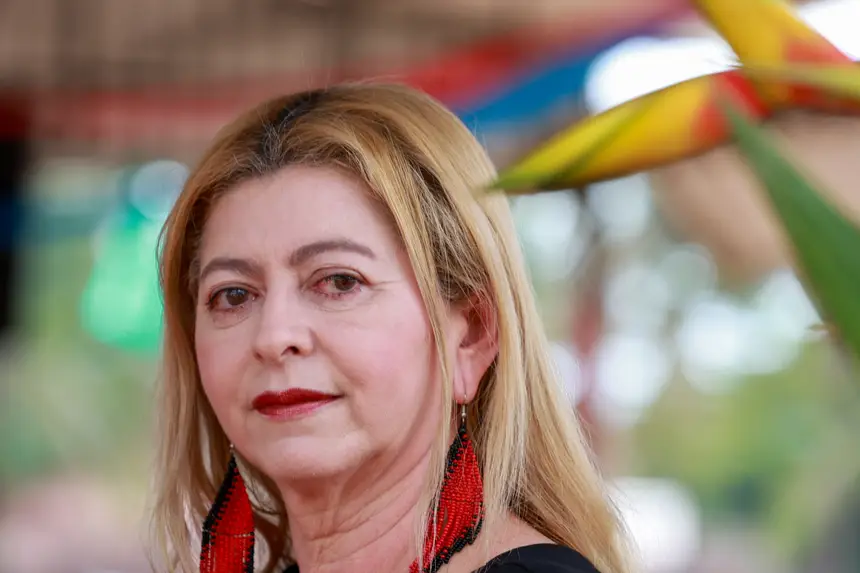 Joelma Alencar, coordenadora do núcleo de formação indígena da UEPA <div class='credito_fotos'>Foto: Marcelo Lelis / Ag. Pará   |   <a href='/midias/2025/originais/20251104100906-GF00025376-F00462819.jpg' download><i class='fa-solid fa-download'></i> Download</a></div>