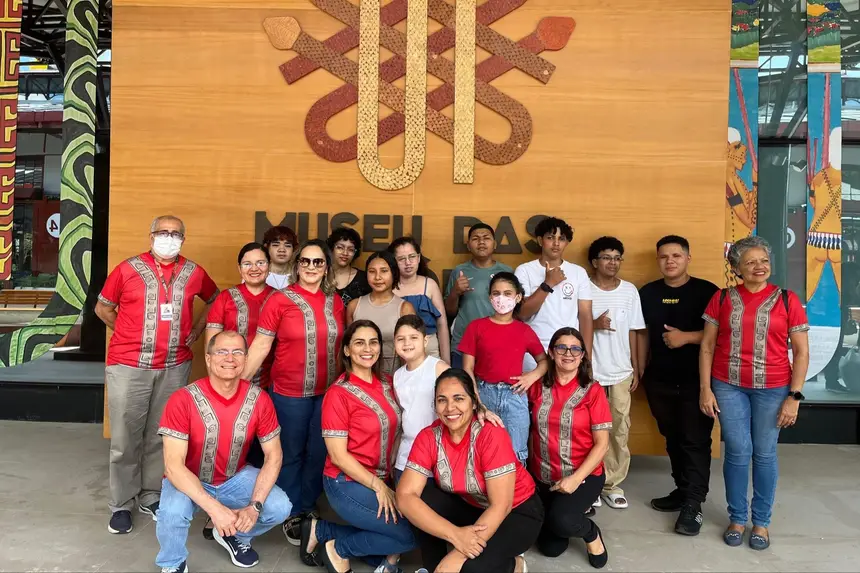 Educadores da Classe Hospitalar do Hospital Oncológico Infantil Octávio Lobo acompanham os alunos durante atividade pedagógica no Museu das Amazônias