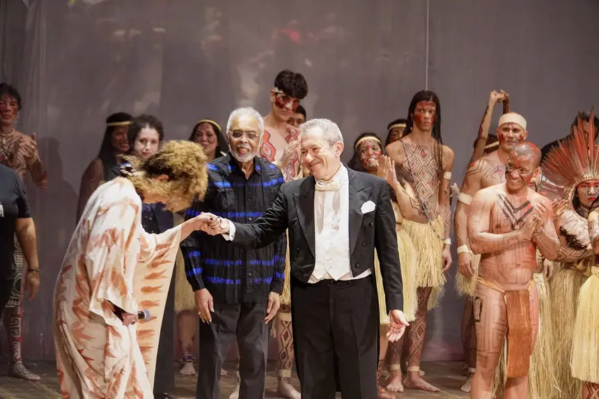 Secretaria Ursula Vidal recebe os cumprimentos do regente Aldro Brizi , ao lado de Gilberto Gil e artistas do espetáculo       