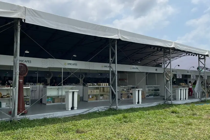 Um dos pavilhões da Agrizone onde há aexposição de produtos da agricultura familiar