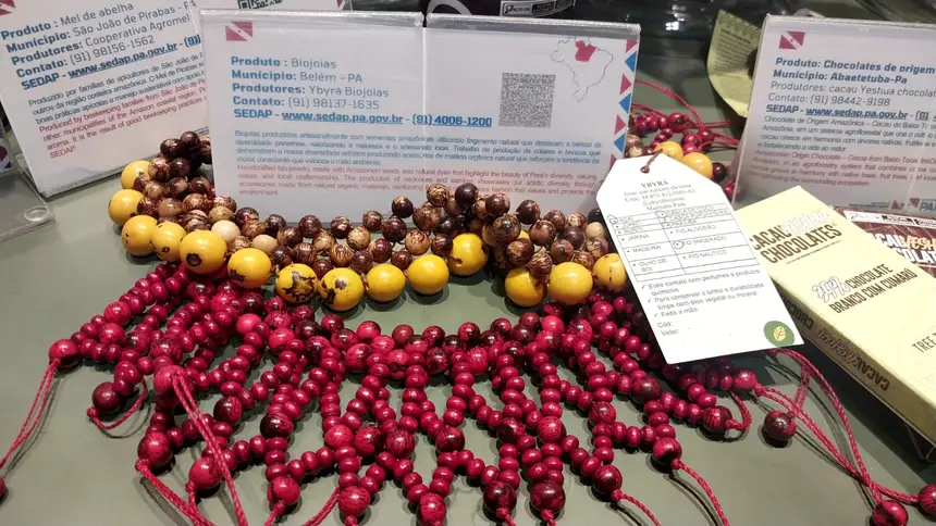 As biojoias feitas com caroços de açaí e outras sementes naturais são um atrativo à parte.