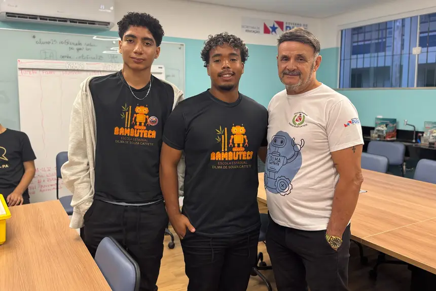 Professor Ivan Martins e os alunos da Escola Dilma de Souza Cattete 