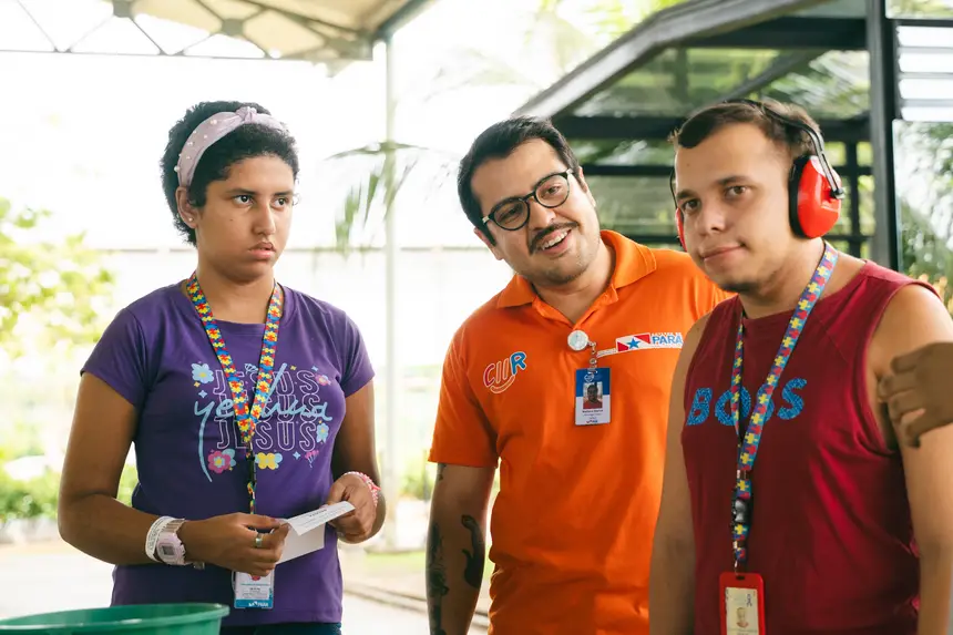 Psicólogo Matheus Barros acompanha o grupo na terapia