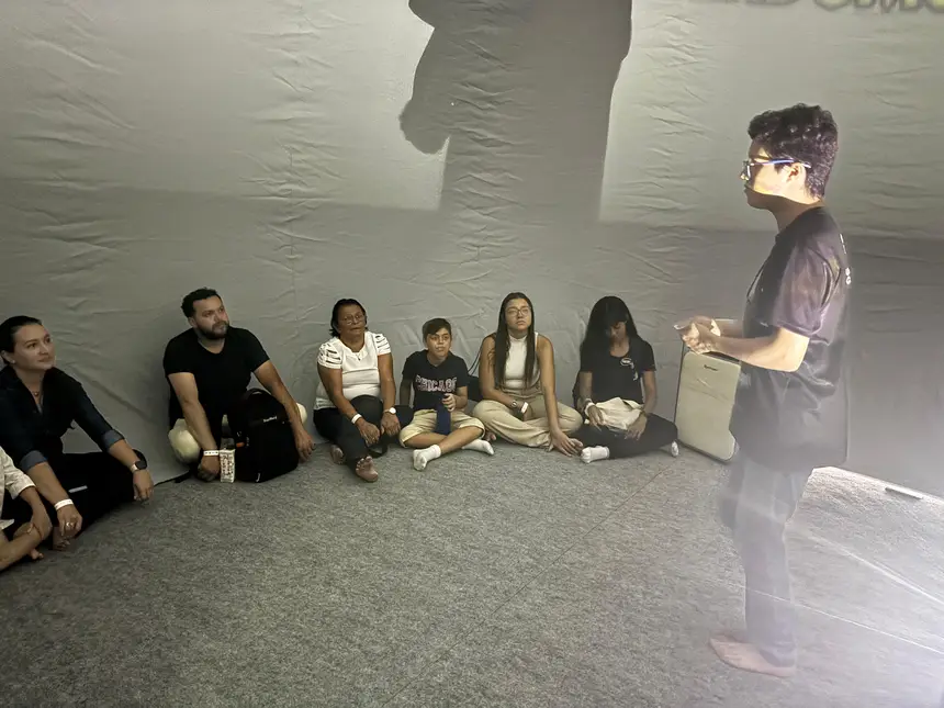 Estagiário detalha atividades do Planetário do Pará após sessão no Planetário Móvel.