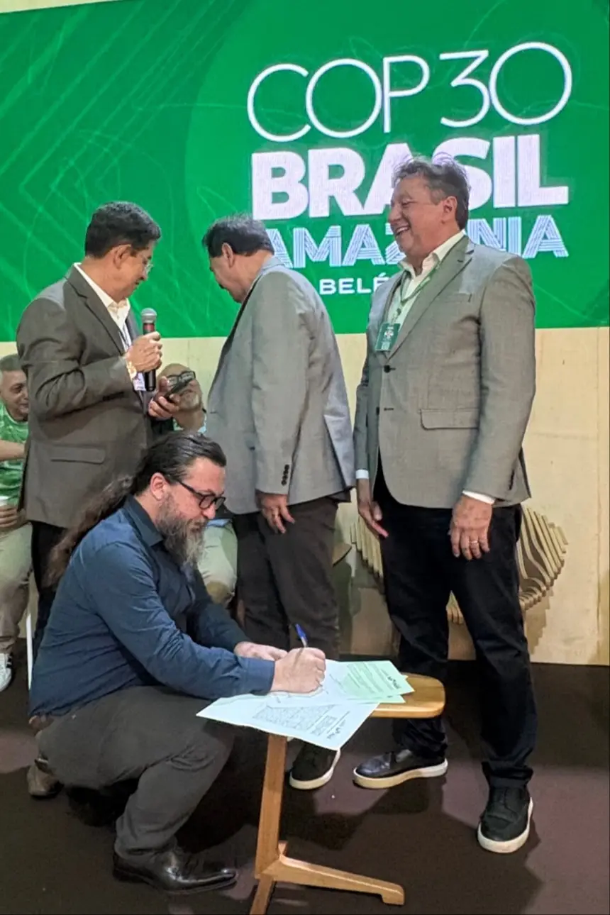 João Valsecchi assinando o termo