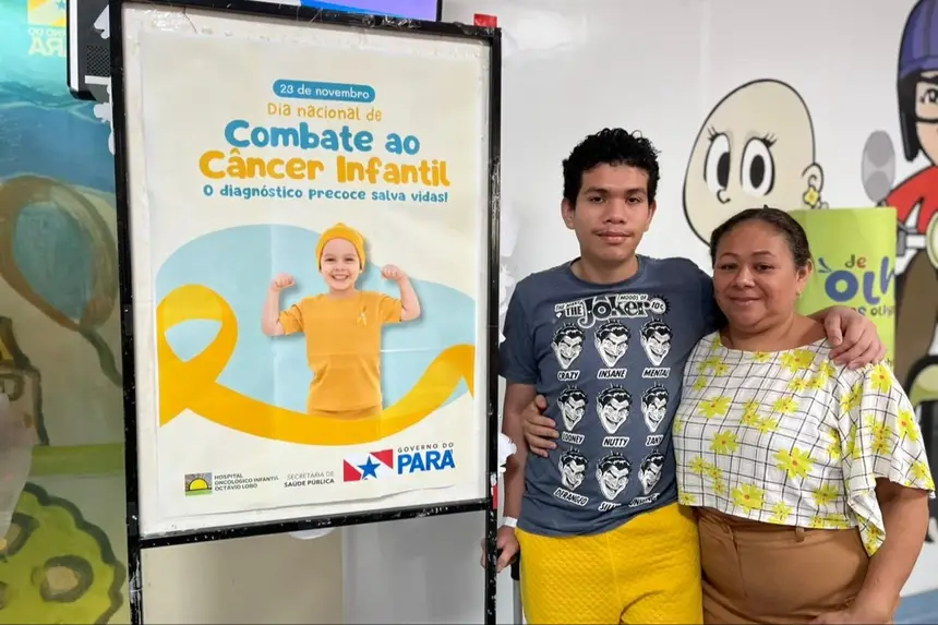 Alessandro Pontes, 17 anos, e a mãe, Maria Santos, 46 anos.