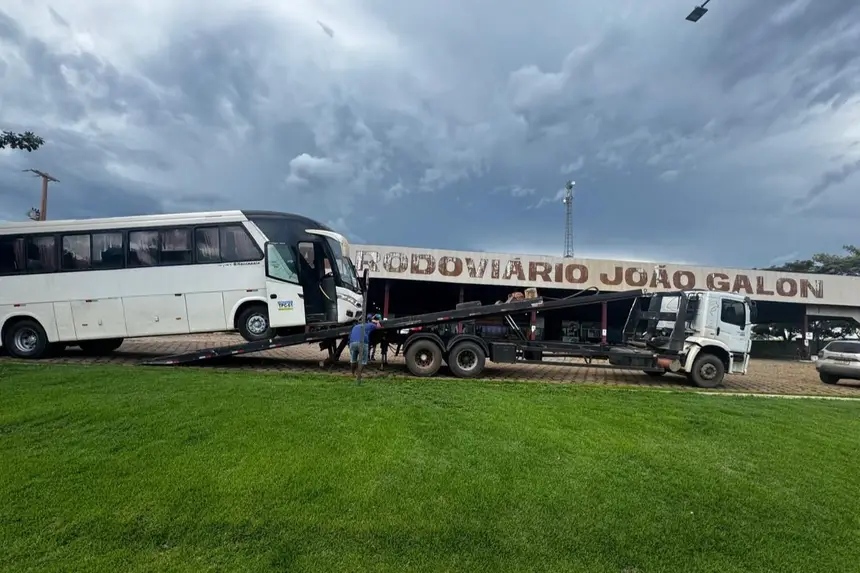 Micro-ônibus apreendido por infração em Xinguara
