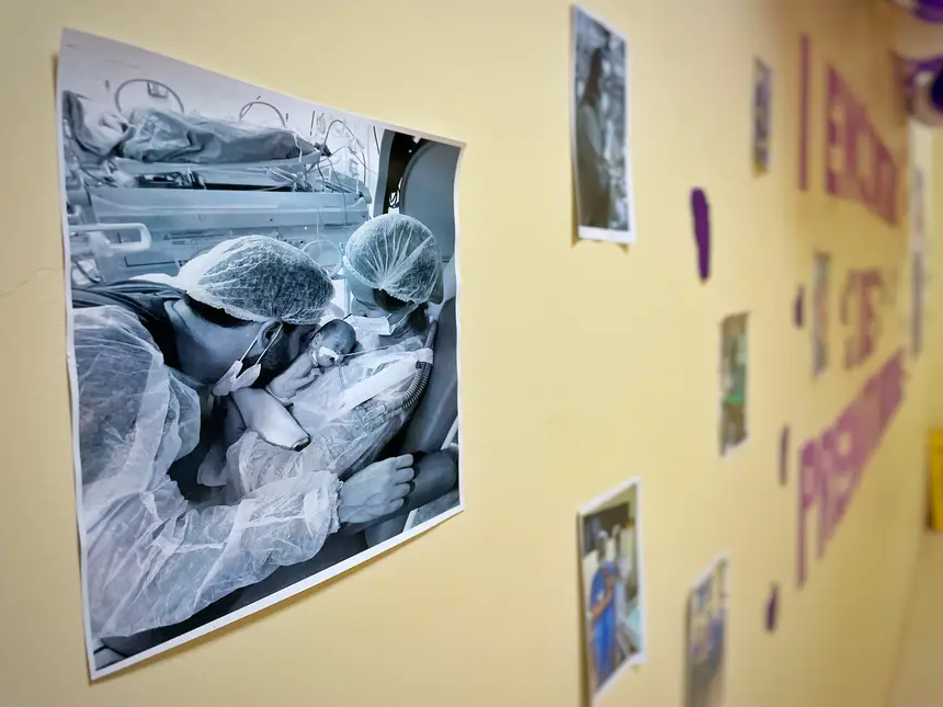 Exposição fotográfica mostra rotina do cuidado especializado ao prematuro realizado no Hospital Abelardo Santos