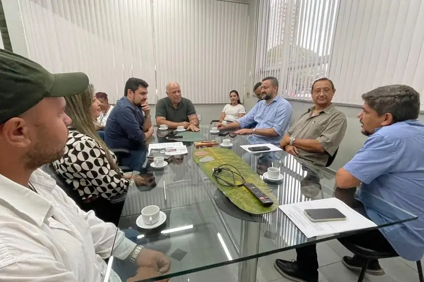 O secretário adjunto da Sedap, Francisco Neto (no centro) recebe a equipe de Redenção e destaca a importância do repasse do material genético 