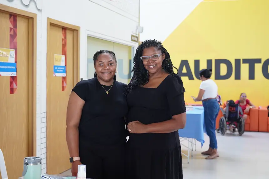 De geração para geração: Jaqueline e Patricia Assunção dão continuidade a uma tradição familiar que valoriza a cultura, a estética e a ancestralidade por meio das tranças