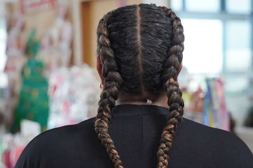 A trancista Jaqueline Assunção mostra o penteado em estilo boxeadora
