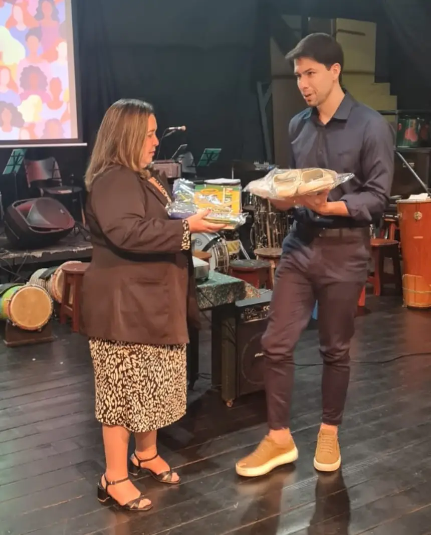 O Diretor Igor Kahwage recebendo um pacote simbólico de doações das mãos da Superintendente da Receita Federal, Altair Sampaio