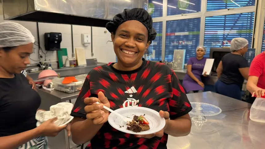 Lídia Carolina, aluna do curso de receitas natalinas, contou que, a partir do aprendizado adquirido, começou a atuar no ramo da gastronomia.