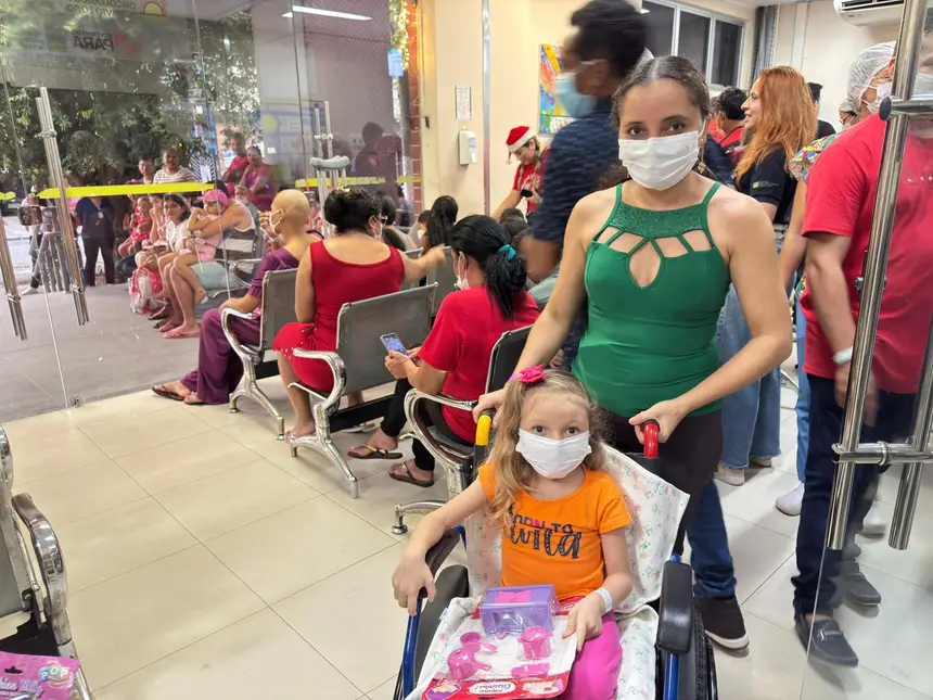 A dona de casa Letícia Farias, 37, acompanha a filha Larissa, 6 anos, internada no Hoiol