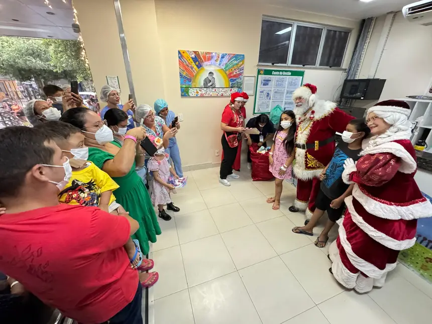 Papai e Mamãe Noel compartilharam palavras de incentivo e posaram para fotos com os pacientes.