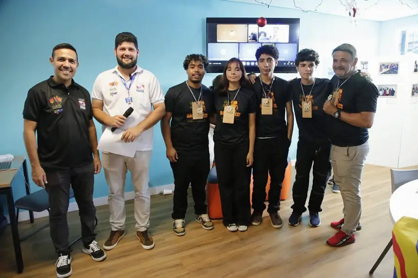 Secretário-adjunto, Diego Maia, e alunos da Mostra  