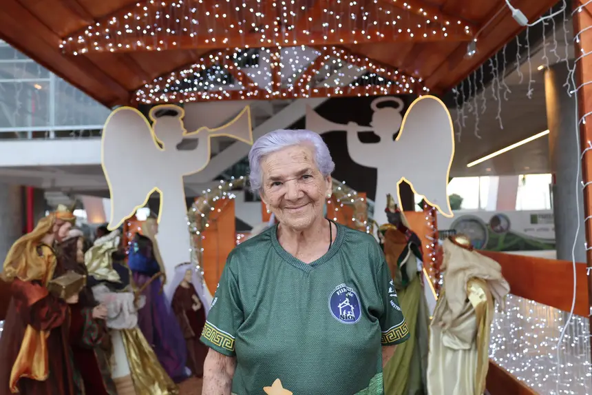 Iracema Oliveira, mestra de cultura (pastorinha sion) <div class='credito_fotos'>Foto: Bruno Cecim / Ag. Pará &nbsp;&nbsp;|&nbsp;&nbsp; <a href='/midias/2025/originais/20251214202110-GF00025866-F00478078.jpg' download><i class='fa-solid fa-download'></i> Download</a></div>