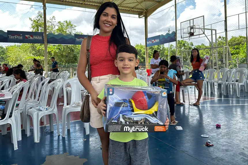 Kelly Mercês e Riquelme