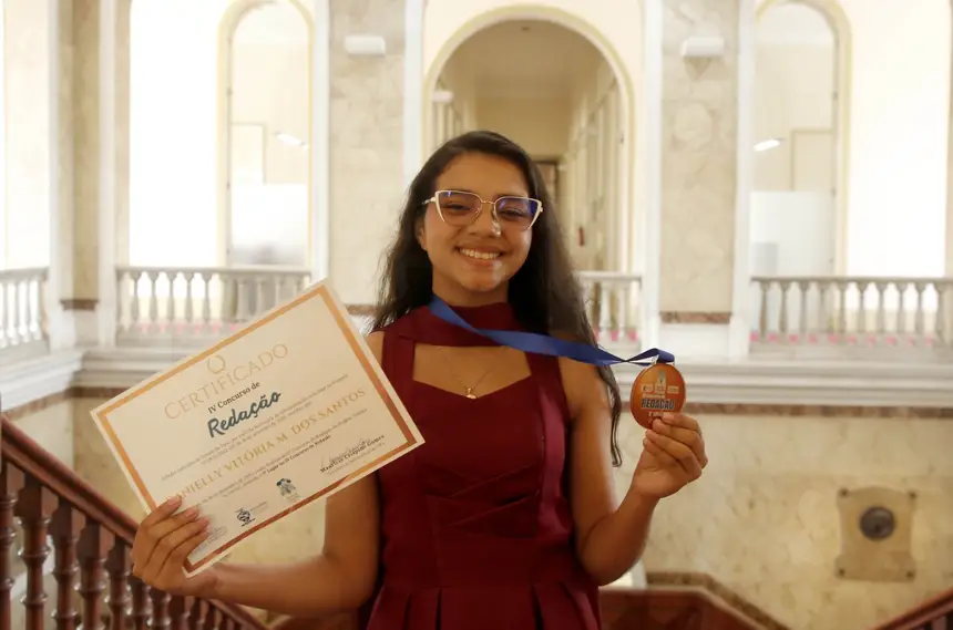 Premiada em dose dupla, a estudante Daniele Vitória dos Santos, da Escola Albanízia