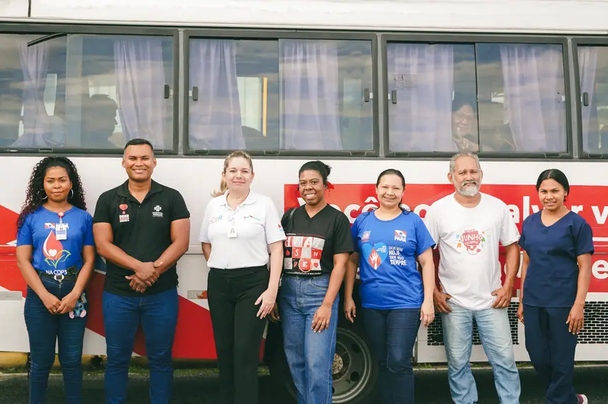 Equipe do Hemopa, junto à coordenadora assistencial no CIIR, Vanessa Teixeira