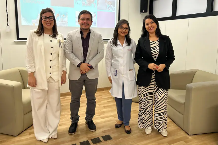 Mesa redonda com profissionais da saúde