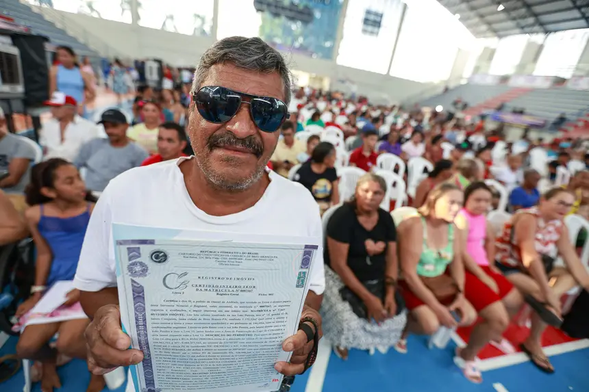Daniel de Andrade, operador de trator <div class='credito_fotos'>Foto: Marcelo Lelis / Ag. Pará &nbsp;&nbsp;|&nbsp;&nbsp; <a href='/midias/2025/originais/20251218174914-GF00025911-F00479370.jpg' download><i class='fa-solid fa-download'></i> Download</a></div>