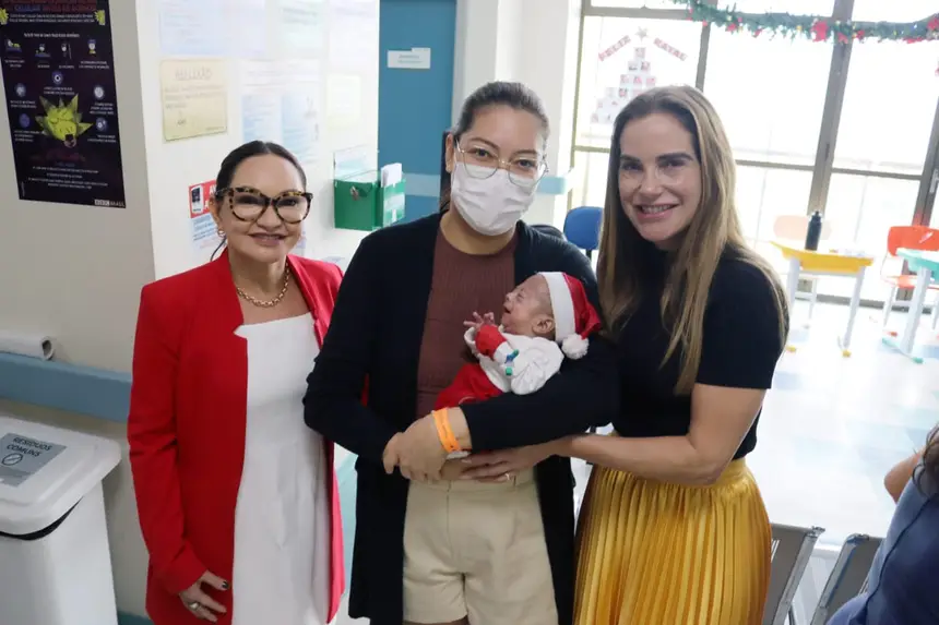 Theo se vestiu de Noel