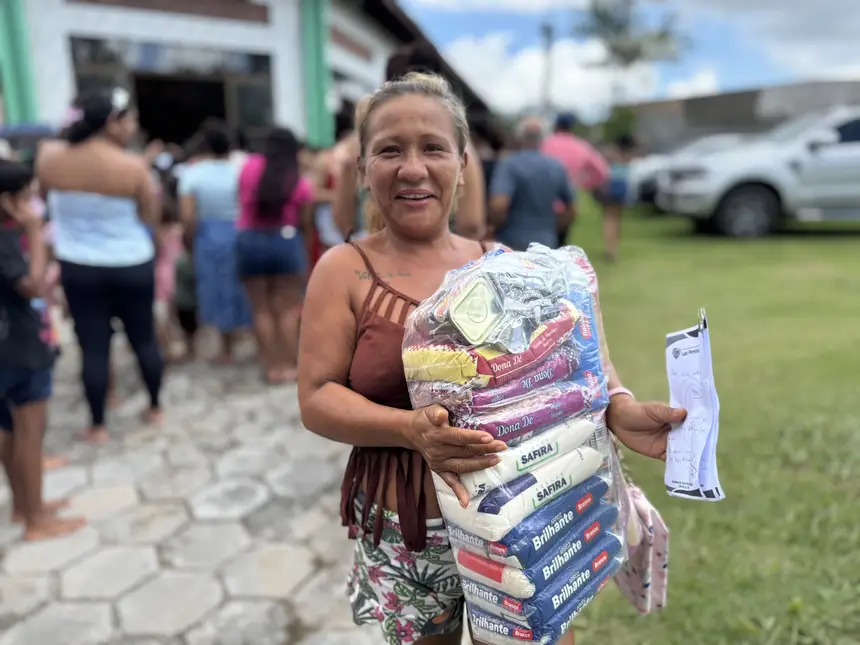 Antônia Monteiro saiu da ação de Natal com atendimento médico e uma cesta de alimentos, que vai ajudar no cuidado com a família.