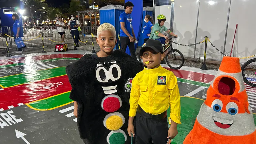 Os amigos João e Vitor participaram, sendo agente de fiscalização e semáforo