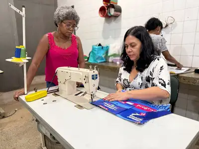 notícia: Oficinas do Curro Velho transformam resíduos em moda sustentável, como bolsas e mochilas
