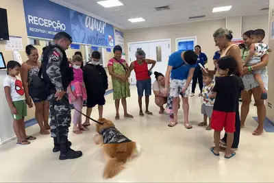 notícia: Crianças do PSRM recebem visita especial do Dr.Alecrim, cão terapeuta da Polícia Militar