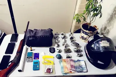 notícia: Dupla é presa por tráfico, roubo e posse de arma