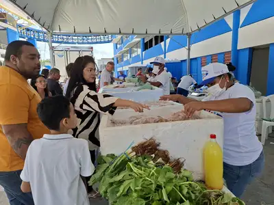 notícia: Oferta de camarão e caranguejo frescos atrai consumidores à Feira do Pescado