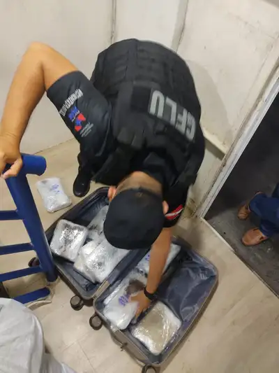 notícia: Agentes da Base Candiru apreende drogas e prende duas pessoas em embarcação no Baixo Amazonas