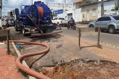 notícia: Cosanpa realiza troca de rede para melhorar fluxo de esgoto na área central de Santarém