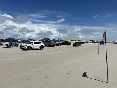 notícia: Em Salinópolis, agentes de segurança ordenam o trânsito na Praia do Atalaia