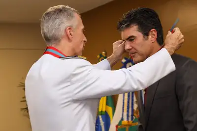 notícia: Governador do Pará recebe da Marinha a Medalha da Ordem do Mérito Naval