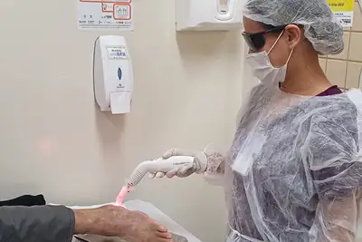 notícia: Tratamento de feridas muda a vida de pacientes no Hospital Regional do Baixo Amazonas