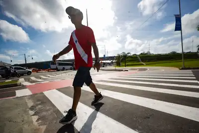 notícia: No Dia Internacional do Pedestre, Detran destaca a importância da travessia na faixa 