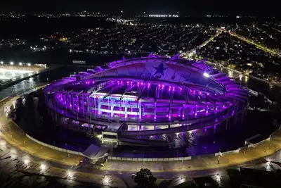 notícia: Mangueirão recebe iluminação lilás em homenagem aos 19 anos da Lei Maria da Penha