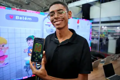 notícia: Oficina tecnológica anima o estande da Seduc na Feira Pan-Amazônica do Livro
