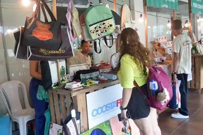 notícia: Cooperativa de mulheres privadas de liberdade volta a expor seus produtos na Feira do Livro