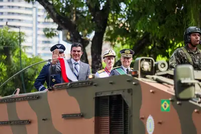 notícia: Desfile Cívico-Militar reúne 20 mil pessoas em Belém pelos 203 anos da Independência do Brasil