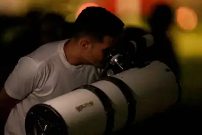 notícia: Crianças e adultos se encantam com Lua e Saturno, em observação do céu promovida pelo Planetário do Pará