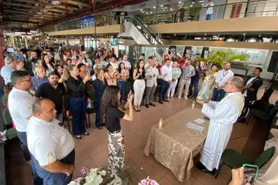 notícia: Visitantes e turistas se emocionam com visita da imagem peregrina de Nazaré à Estação das Docas