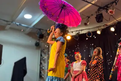 notícia: Grupos teatrais apresentam espetáculos gratuitos no Teatro Waldemar Henrique