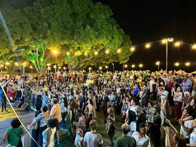 notícia: Centenas de pessoas ocuparam o anfiteatro da Estação das Docas no primeiro dia do Círio na Estação 2025