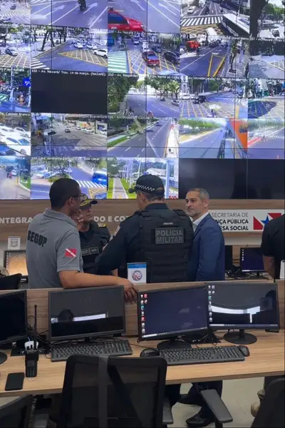 notícia: Agentes de segurança monitoram o primeiro dia de comboios para a Cúpula dos Líderes